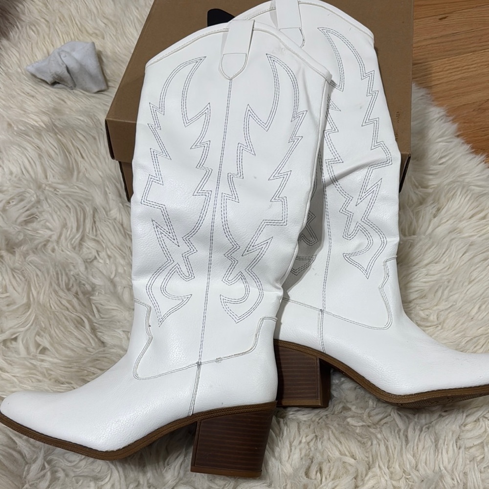 White Heeled Boots with Decorative Stitching